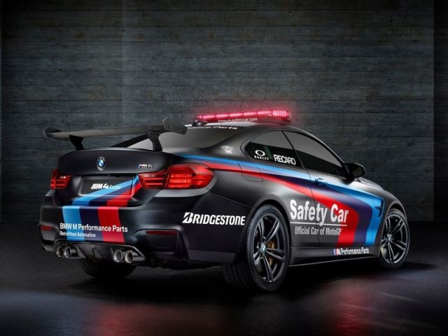 BMW M4 MotoGP güvenlik aracı arka spoiler ve difüzör görünümü