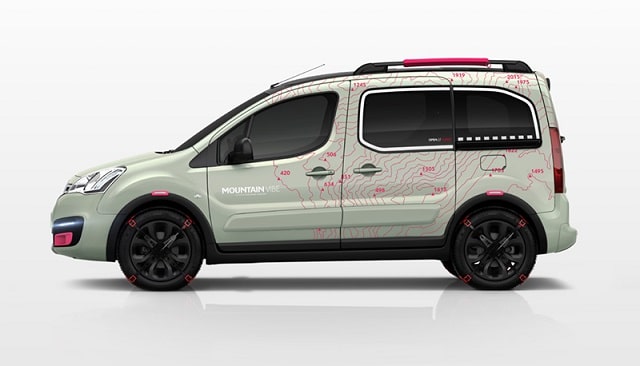 Citroen Berlingo Mountain Vibe yan görünüm ve pembe topoğrafik grafikler