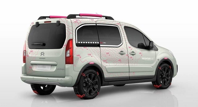 Berlingo Mountain Vibe arka üç çeyrek görünüm ve tavan barları