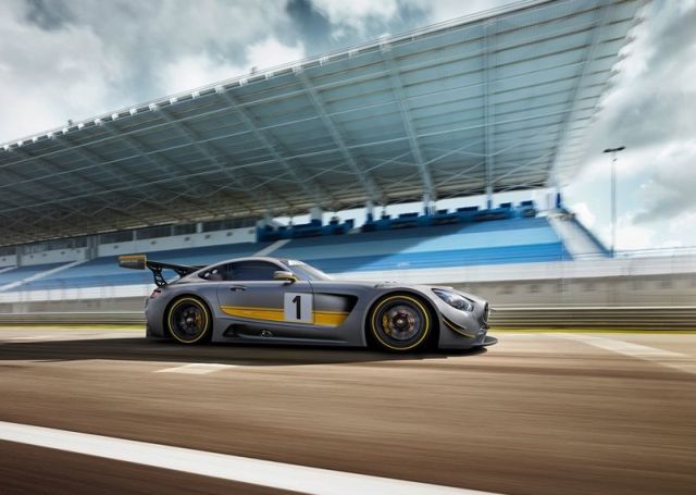 AMG GT3 geniş gövde ve arka kanat görünümü