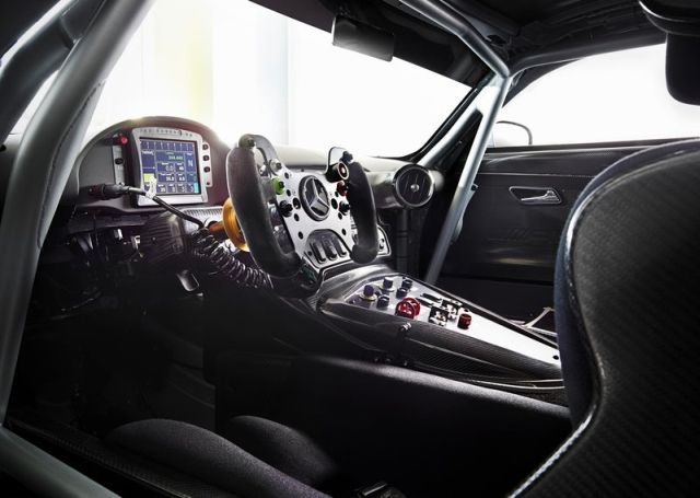 AMG GT3 yarış otomobili profil görünümü