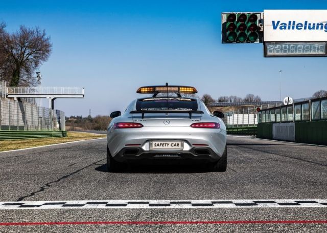Mercedes-AMG GT S F1 Safety Car ön görünüm ve ışık barı