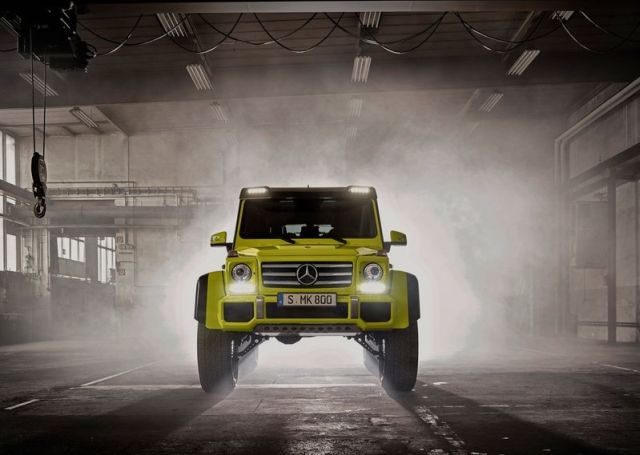 Mercedes-Benz G 500 4x4² geniş gövde ve büyük tekerlek görünümü