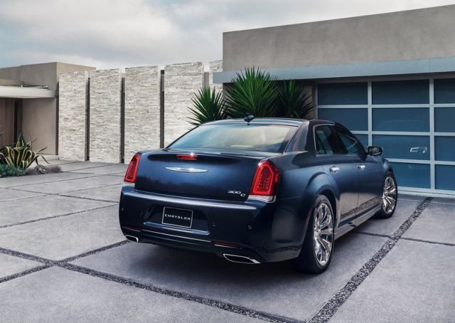 Chrysler 300C arka tasarım ve model rozeti