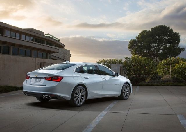 Chevrolet Malibu Hybrid sedan gövde tasarımı