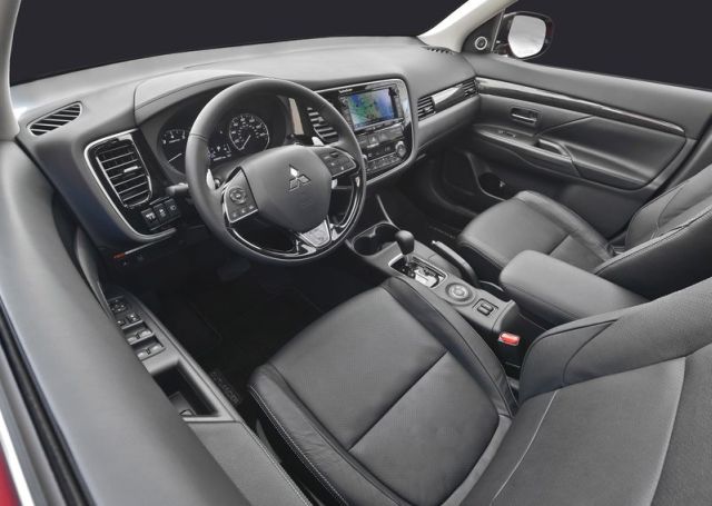 Mitsubishi Outlander yan ve arka görünüm