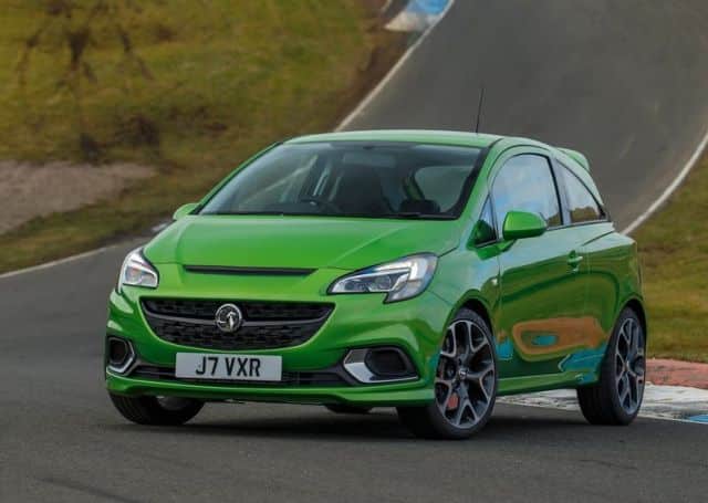 2016 Vauxhall Corsa VXR önden üç çeyrek pist görünümü