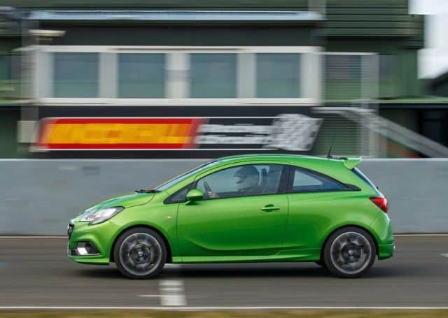Vauxhall Corsa VXR yan profil hareket görünümü
