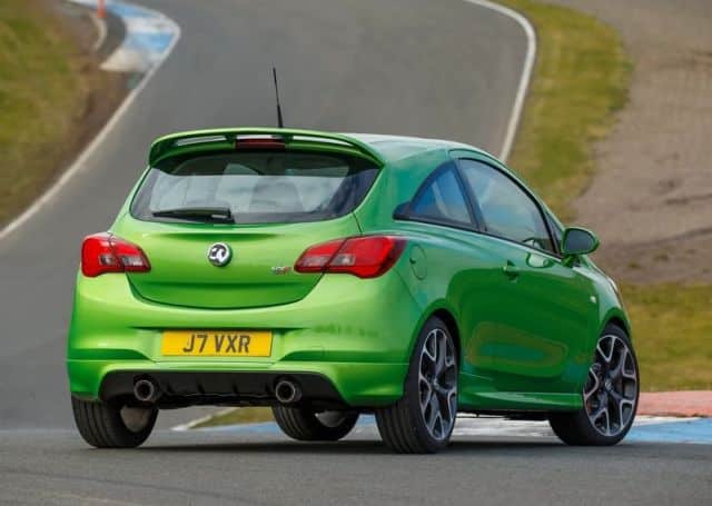 Vauxhall Corsa VXR arkadan üç çeyrek pist görünümü