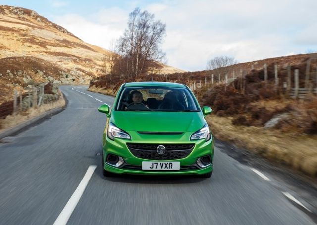 Vauxhall Corsa VXR önden yol görünümü