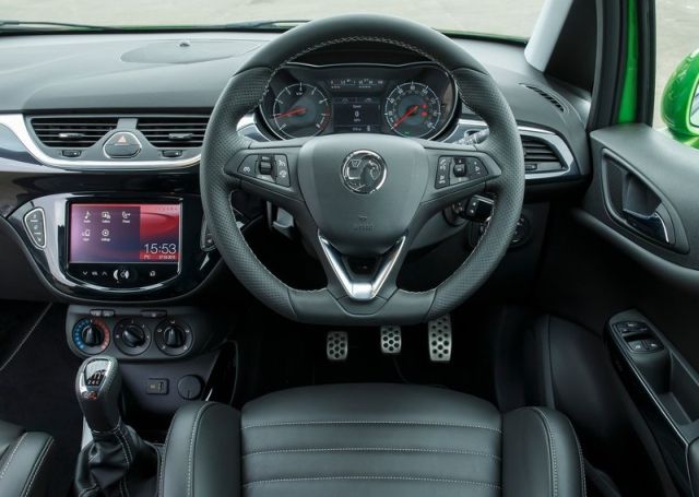Vauxhall Corsa VXR sağdan direksiyonlu kabin görünümü