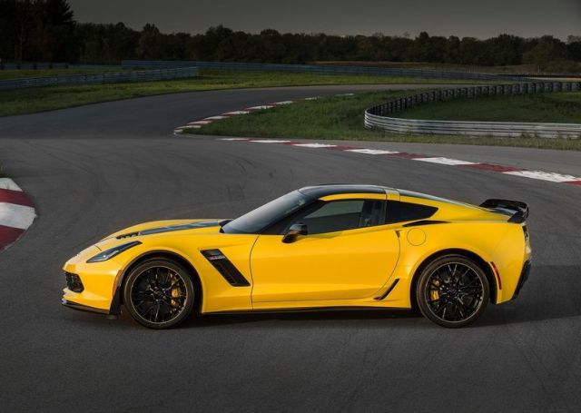 Chevrolet Corvette Z06 C7.R Edition sarı gövde ve siyah jantlar