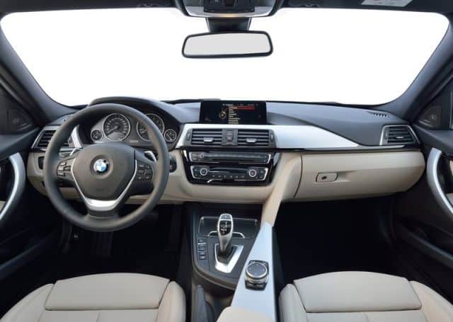 BMW 3 Series F30 LCI ön konsol ve açık renk döşeme