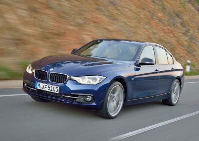 BMW 3 Series F30 LCI mavi sedan hareket halinde