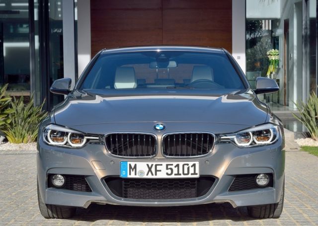BMW 3 Series F30 LCI gri sedan önden görünüm