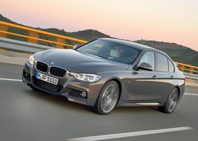 BMW 3 Series F30 LCI gri sedan önden hareket halinde