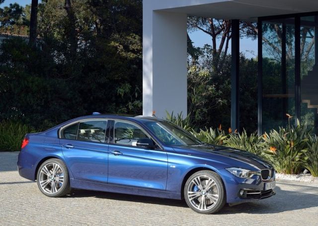 BMW 3 Series F30 LCI mavi sedan yan ön görünüm
