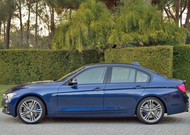 BMW 3 Series F30 LCI mavi sedan yan profil
