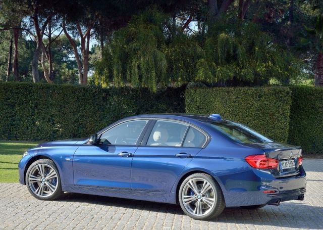 BMW 3 Series F30 LCI mavi sedan yan arka görünüm