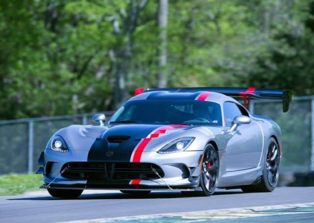 Dodge Viper ACR geniş arka kanat ve coupe gövde