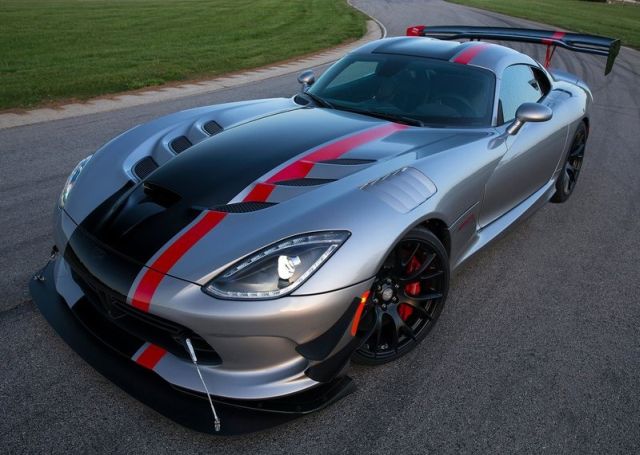 Dodge Viper ACR ön bölüm ve kaput hava çıkışları