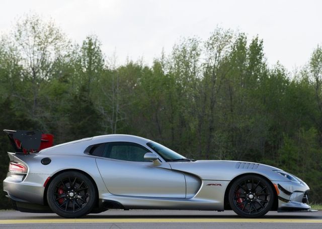 Dodge Viper ACR ön tekerlek ve fren görünümü