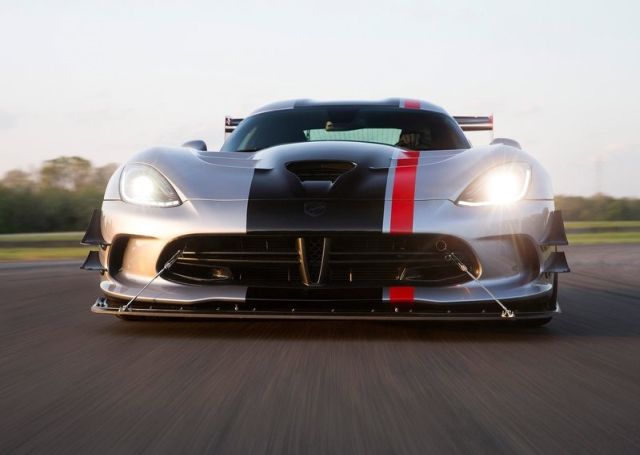 Dodge Viper ACR Extreme Aero arka kanat detayı