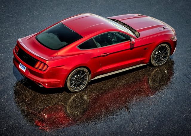 Ford Mustang fastback arkadan üç çeyrek görünüm