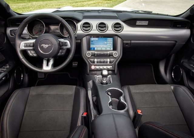 Ford Mustang kokpit ve orta konsol görünümü