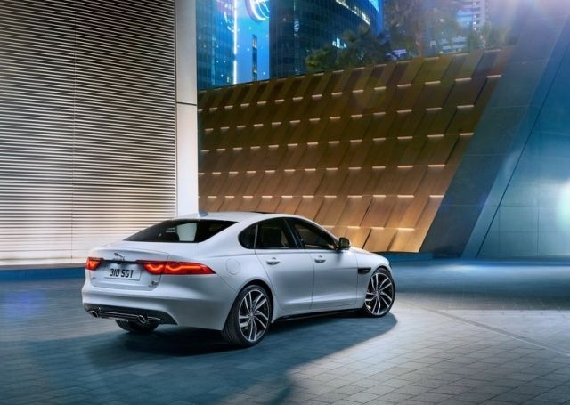Jaguar XF ön tasarım görünümü