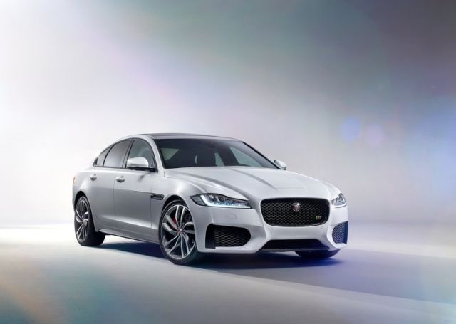 Jaguar XF arka üç çeyrek görünümü