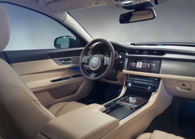 Jaguar XF ikinci nesil görünümü