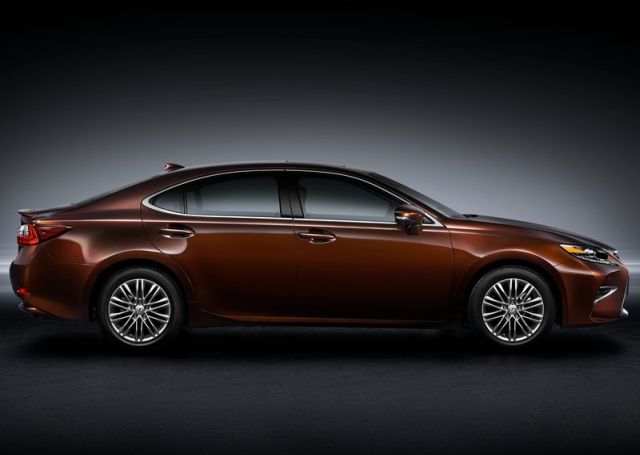 Lexus ES 200 yandan görünüm