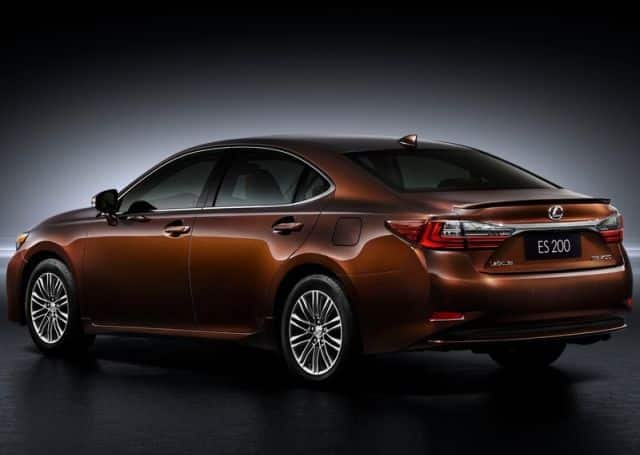Lexus ES 200 arkadan sol çapraz görünüm