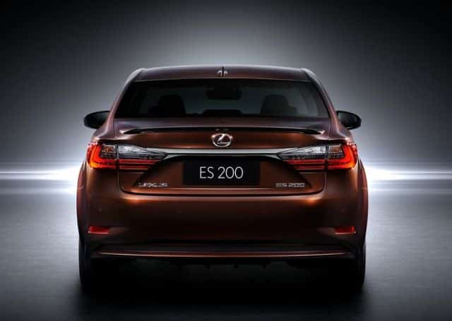 Lexus ES 200 arka görünüm