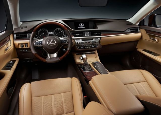 Lexus ES 200 ön kabin ve gösterge paneli
