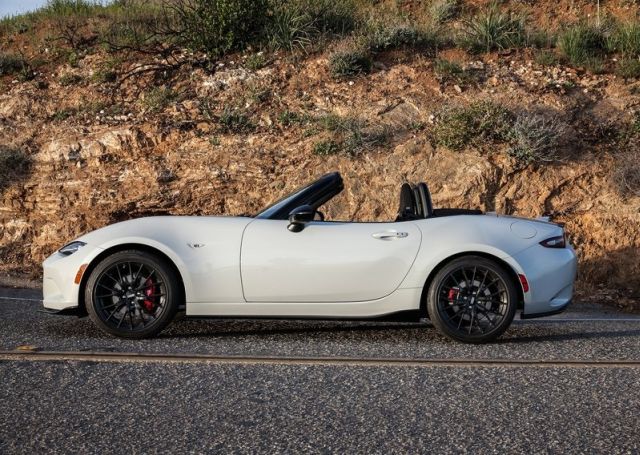 Mazda MX-5 Club açık tavanlı tasarım