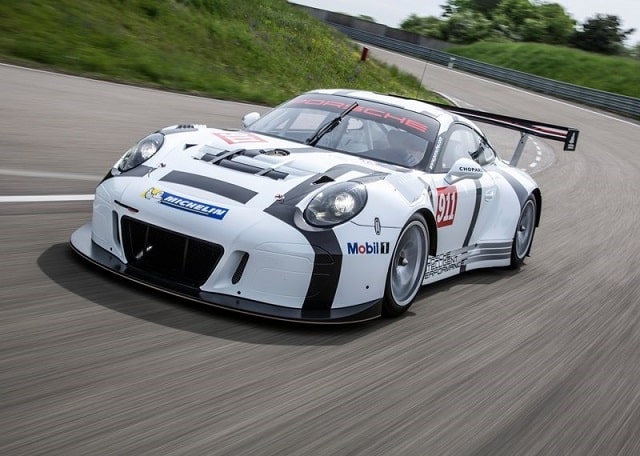 Porsche 911 GT3 R önden üç çeyrek görünüm
