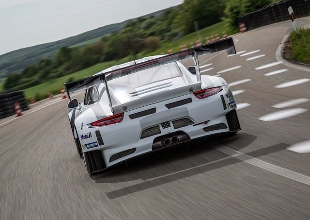 Porsche 911 GT3 R yandan görünüm
