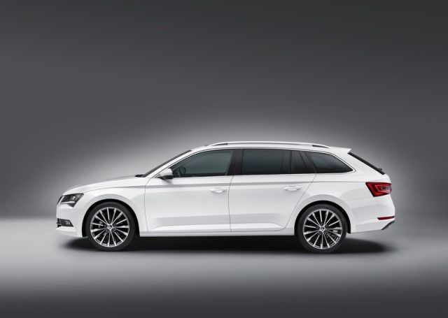 Skoda Superb Combi arka tasarım ve bagaj kapağı görünümü