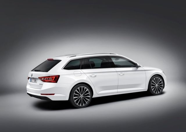 Skoda Superb Combi iç mekan ve ön konsol görünümü