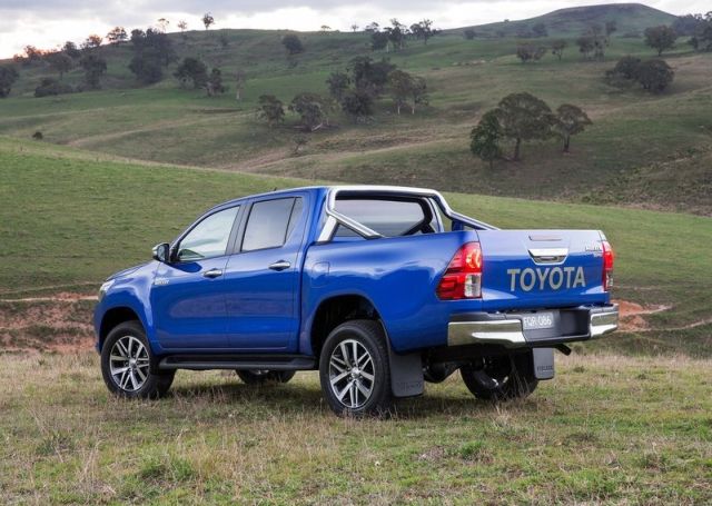 Toyota Hilux çift kabin arka üç çeyrek görünüm