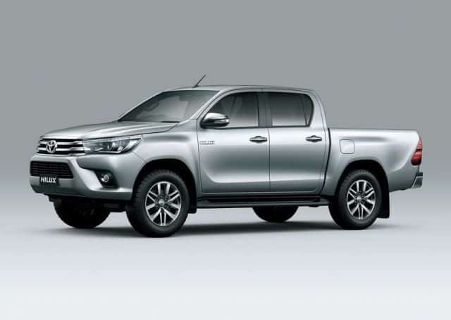 Toyota Hilux sekizinci nesil çift kabin önden üç çeyrek görünüm
