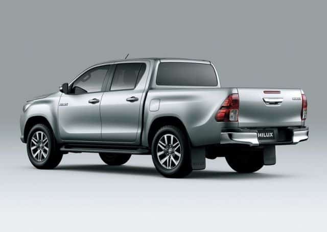 Toyota Hilux çift kabin yan ve ön görünüm