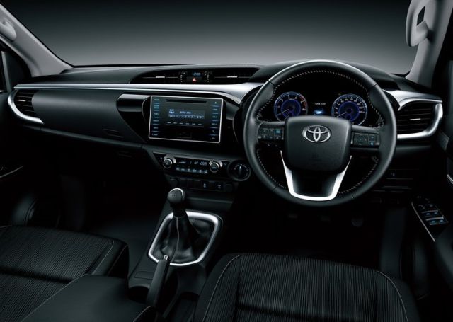 Toyota Hilux çift kabin yandan görünüm ve yük kasası