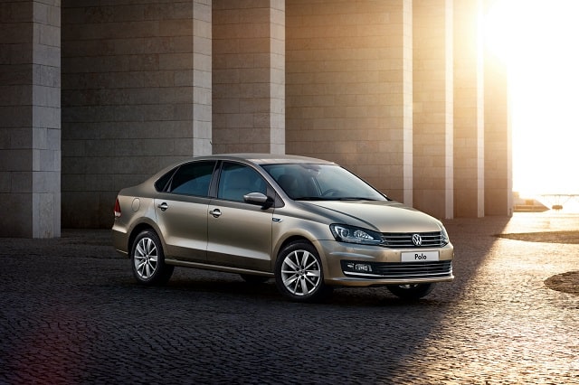 Volkswagen Polo Sedan makyajlı kasa önden üç çeyrek görünüm