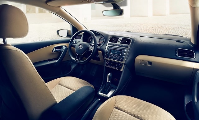 Volkswagen Polo sedan iç mekan ön konsol ve koltuklar