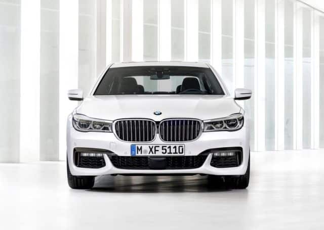 BMW 7 Series yan gövde ve arka kapı görünümü