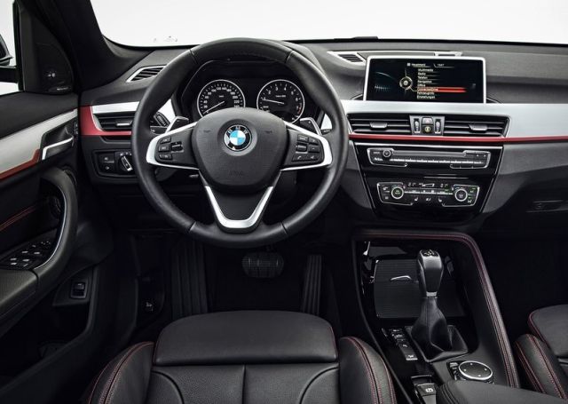 BMW X1 F48 bagaj ve arka bölüm görünümü