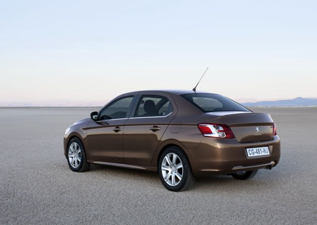 Peugeot 301 dört kapılı otomobil arşiv görseli